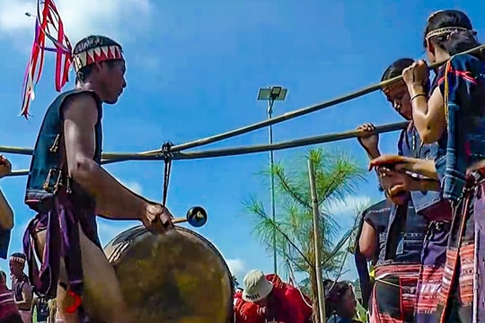 Có một ngôi làng ở Gia Lai khiến du khách nhớ mãi: Đêm cồng chiêng vang núi, bánh khoai mì chấm cà đắng cực lạ