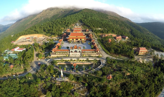 Ngọn núi được ví như “Đà Lạt thu nhỏ” giữa miền Bắc: Có 5 miếu cổ, mát lạnh ngay giữa mùa hè