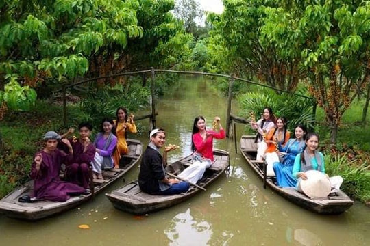 Người nông dân Cần Thơ làm gì với vườn cây 18.000m2 để thu về gần 400 triệu đồng/năm?