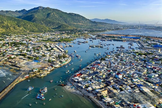 Nằm ở cực Nam của Khánh Hòa, xã mới rộng gần 64km2 được kỳ vọng trở thành cực phát triển mới với cảng biển và đô thị hiện đại