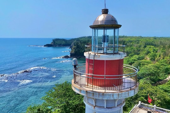 Nơi được ví như “miệng núi lửa chìm xuống biển” ở miền Trung: Sở hữu ghềnh đá bazan độc đáo và hải đăng hơn 40 năm tuổi