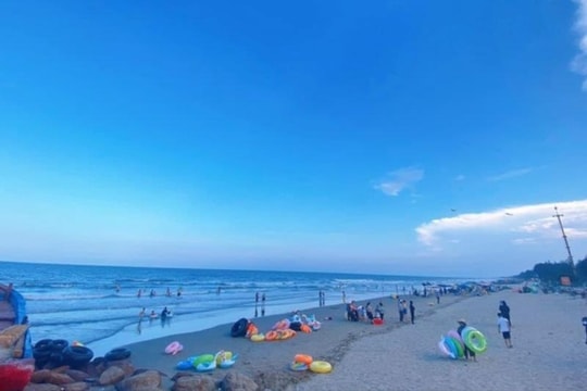 Bãi biển được ví như “viên ngọc thô” của xứ Thanh: Cách Hà Nội chưa tới 3 giờ lái xe, sở hữu vẻ đẹp bình yên hiếm có
