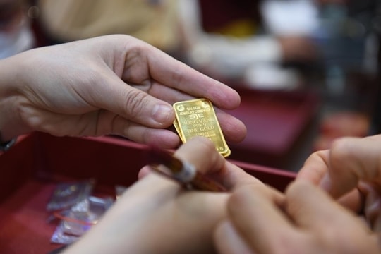 Giá vàng hôm nay 2/6: Đồng loạt lao dốc, nhà đầu tư có nên bắt đáy?