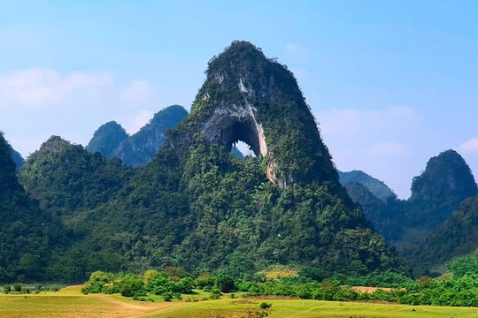 Ngọn núi có “con mắt khổng lồ” giữa thung lũng xanh Việt Nam: Được báo quốc tế ví như viên ngọc ẩn của Đông Nam Á