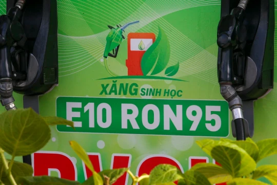 Từ hôm nay (1/6), loại xăng giá 23.660 đồng/lít chính thức thay thế xăng RON95 trên toàn quốc