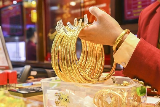Giá vàng hôm nay 3/6: Thêm một phiên đỏ lửa, cơ hội bắt đáy đã xuất hiện?
