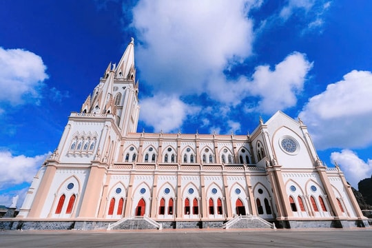 Nhà thờ có tháp chuông cao hơn 100m giữa vùng quê Ninh Bình: Được xem là lớn nhất Việt Nam, sức chứa tới 5.000 người