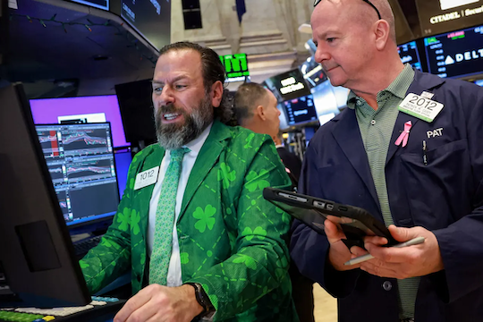 Chứng khoán Mỹ không còn một màu AI, Dow Jones lập kỷ lục trong phiên thị trường phân hóa