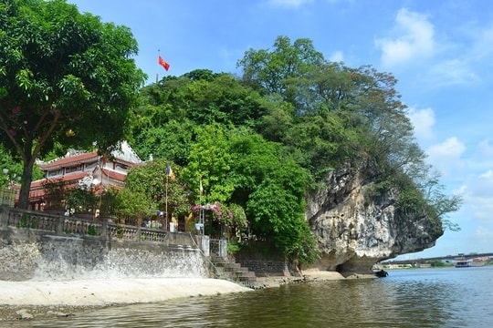 Ngọn núi chỉ cao hơn 20m nhưng đang nắm giữ “kho báu” văn chương độc nhất Việt Nam: Ninh Bình muốn trình UNESCO ghi danh