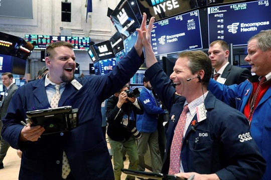 Chứng khoán Mỹ hồi phục sau cú bán tháo, Nasdaq bật tăng nhờ cổ phiếu công nghệ và bán dẫn
