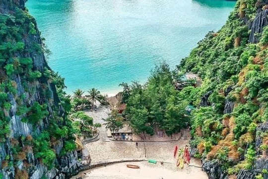 Hòn đảo sở hữu hai mặt biển hiếm có ở Việt Nam: Nước xanh như ngọc, được ví như “Maldives thu nhỏ” giữa vịnh Lan Hạ