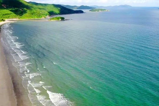Hòn đảo được ví như “viên ngọc phát sáng” giữa vịnh Bái Tử Long: Sở hữu bãi biển đẹp bậc nhất Đông Bắc, lưu giữ dấu tích thành cổ hàng trăm năm