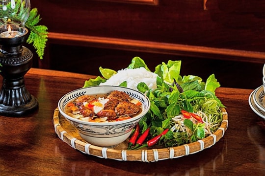Thành phố nghìn năm tuổi của Việt Nam được vinh danh trong top 25 thiên đường ẩm thực thế giới: Du khách quốc tế mê mẩn món ăn đường phố