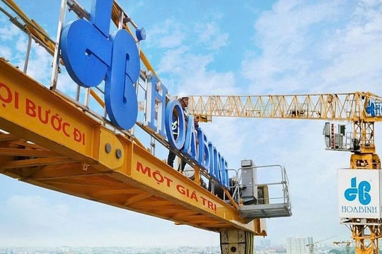 Gỗ An Cường (ACG) nói gì khi chấp nhận hoán đổi nợ thành cổ phiếu HBC với giá cao hơn thị trường?
