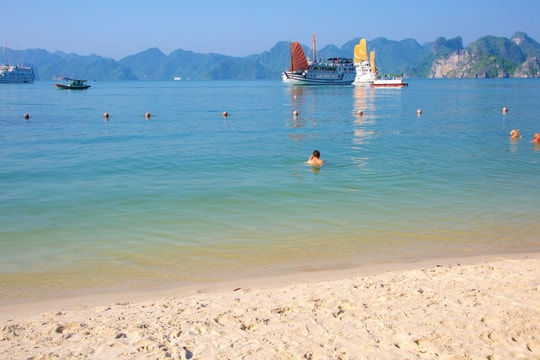 Bãi biển hoang sơ của Việt Nam bất ngờ lọt top 100 đẹp nhất thế giới: Nằm giữa kỳ quan thiên nhiên nổi tiếng, nhiều người chưa từng biết tới