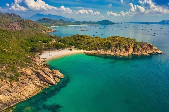 Vùng đất có sân bay nằm sát biển đẹp bậc nhất Việt Nam: Nơi du khách được ngắm đại dương ngay từ khi máy bay hạ cánh