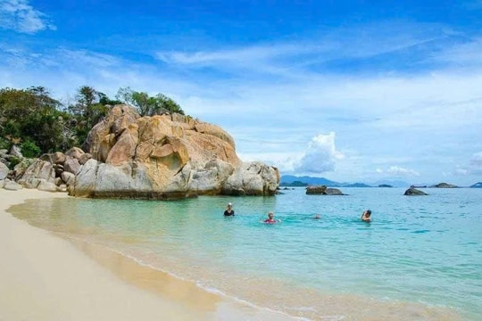 Bãi biển dưới chân đèo đẹp như tranh vẽ ở miền Trung: Nước xanh ngọc, cát trắng mịn, hè đến là đông khách tìm về