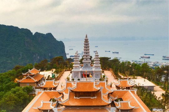 Ngôi chùa trên đỉnh núi nhìn trọn vịnh Hạ Long: Kiệt tác gỗ lim lưu giữ hơn 100 pho tượng cổ giữa rừng thông xanh
