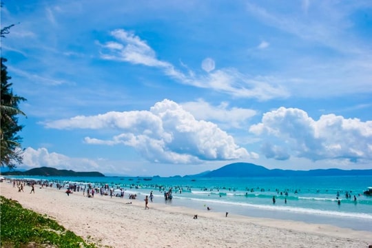 Cách Hà Nội khoảng 120km có vùng biển nổi tiếng từ thời Pháp thuộc: Biển xanh, rừng thông và nhiều công trình trăm năm tuổi