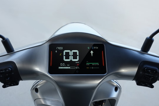 Xe máy điện giá từ 27,5 triệu đồng gây chú ý: Đi tối đa 180 km/sạc, nhiều công nghệ hiếm gặp
