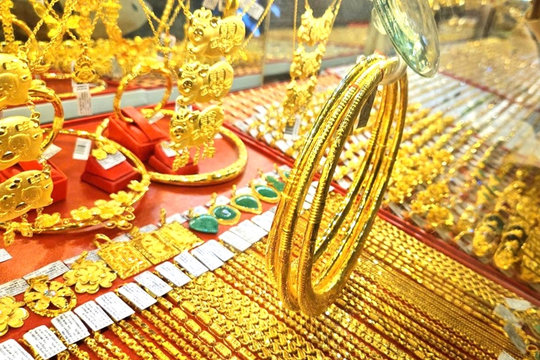 Giá vàng hôm nay 26/6: Tiếp tục lao dốc, người chờ "bắt đáy" đã đến lúc xuống tiền?