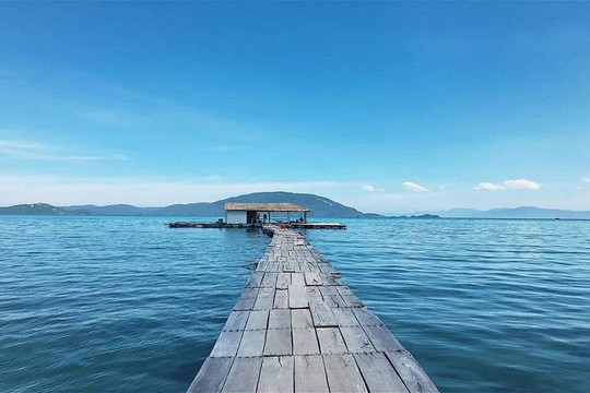 Nơi sở hữu cây cầu gỗ dài nhất Việt Nam bắc qua biển: Điểm check-in mới giữa vịnh biển xanh như ngọc