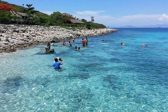 Hòn đảo chỉ mất khoảng 30 phút đi tàu nhưng sở hữu rạn san hô đẹp mê hoặc: Thiên đường dưới mặt nước của Khánh Hòa