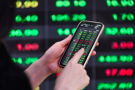 VN-Index giữ sắc xanh phiên cuối tháng 6 nhờ lực đỡ từ nhóm vốn hóa lớn