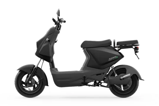 Xe máy điện giá hơn 11 triệu gây tò mò: Có bàn đạp độc đáo, không cần bằng lái